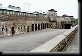 The garage yard at Mauthausen.  * 700 x 467 * (89KB)